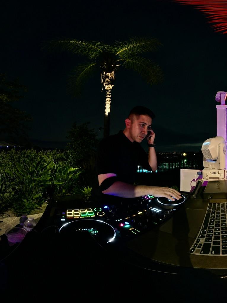 Live outdoor night set under the palm trees